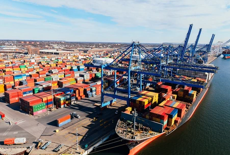 Transport morski - kontenerowiec oraz terminal kontenerowy w obsłudze importu i eksportu